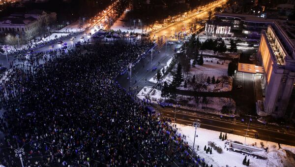 布加勒斯特逾10萬人走上街頭進行反政府示威遊行 - 俄羅斯衛星通訊社