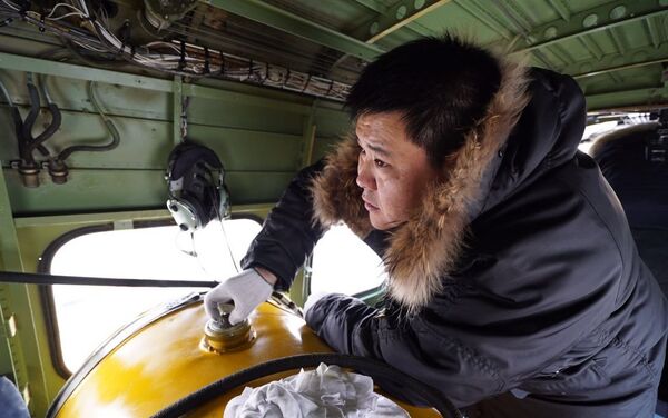 启程前，张昕宇在油箱中加入航空燃油 - 俄罗斯卫星通讯社