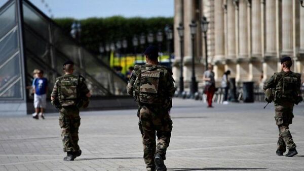 巴黎卢浮宫附近购物中心内一名军人向袭击他的不明人士开枪 - 俄罗斯卫星通讯社