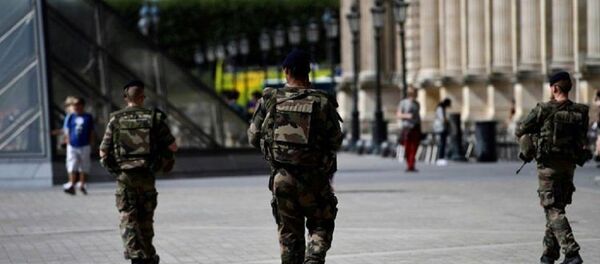 巴黎卢浮宫附近购物中心内一名军人向袭击他的不明人士开枪 - 俄罗斯卫星通讯社