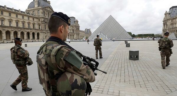 一名軍人在盧浮宮附近購物中心向襲擊他的不明人士開火 一名軍人在盧浮宮附近購物中心向襲擊他的不明人士開火 - 俄羅斯衛星通訊社