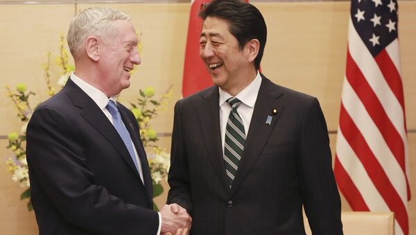美國國防部長馬蒂斯與日本首相安倍晉三 - 俄羅斯衛星通訊社