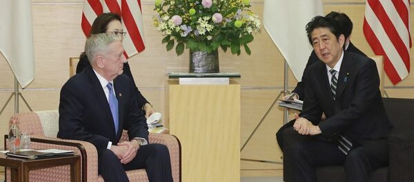 美國國防部長馬蒂斯與日本首相安倍晉三 - 俄羅斯衛星通訊社
