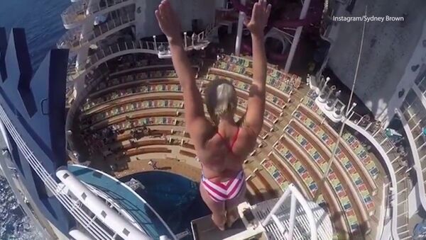 Leap of faith Diver jumps off diving board on moving cruise ship - 俄羅斯衛星通訊社