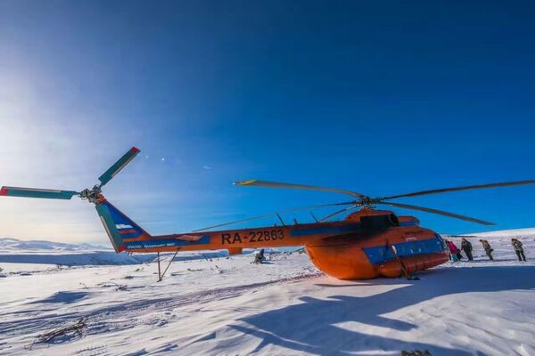 團隊乘坐一架米-8直升機，找到了勘察加半島深處最原始的馴鹿人部落。 - 俄羅斯衛星通訊社