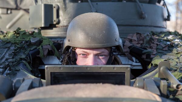 Военнослужащий в боевой разведывательной машине FV107 SCIMITAR на демонстрации военной техники и вооружения НАТО в Латвии - 俄羅斯衛星通訊社