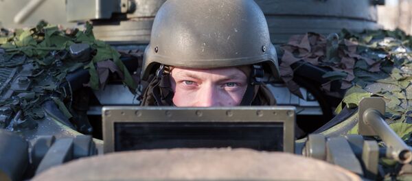 Военнослужащий в боевой разведывательной машине FV107 SCIMITAR на демонстрации военной техники и вооружения НАТО в Латвии - 俄罗斯卫星通讯社