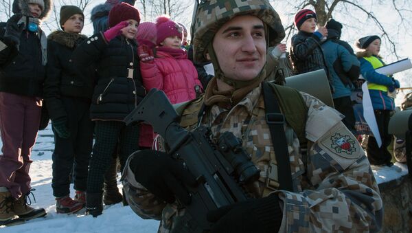Латвийский военнослужащий на демонстрации военной техники и вооружения НАТО в Латвии - 俄罗斯卫星通讯社