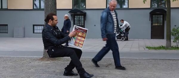 魔术师恶搞路人 椅子消失引围观 - 俄罗斯卫星通讯社