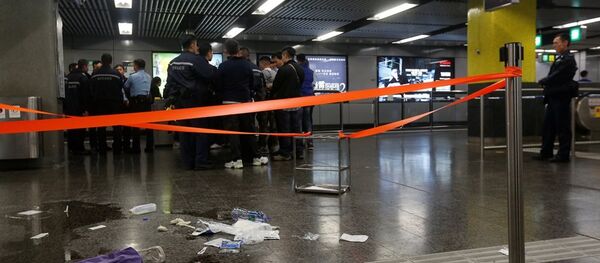 一名男子試圖在香港地鐵中將燃燒瓶點燃，15人受傷 - 俄羅斯衛星通訊社