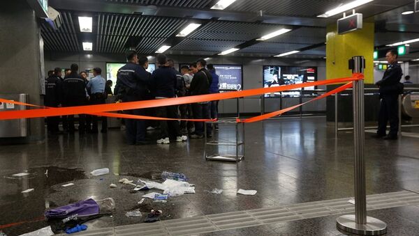 一名男子试图在香港地铁中将燃烧瓶点燃，15人受伤 - 俄罗斯卫星通讯社