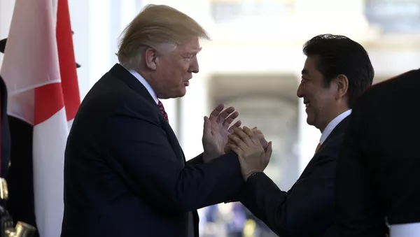 媒體：特朗普與日本首相安倍晉三在白宮門口擁抱 - 俄羅斯衛星通訊社