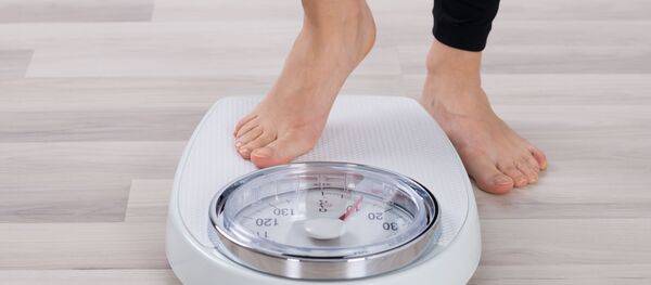 Женщина на напольных весах - 俄罗斯卫星通讯社