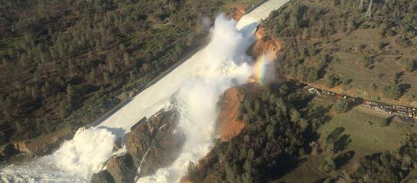 美加州政府：近幾個小時將瞭解到受損大壩洩洪道能否承受排水壓力 - 俄羅斯衛星通訊社