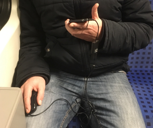 地鐵一男子用鼠標操作智能手機驚呆網友 - 俄羅斯衛星通訊社