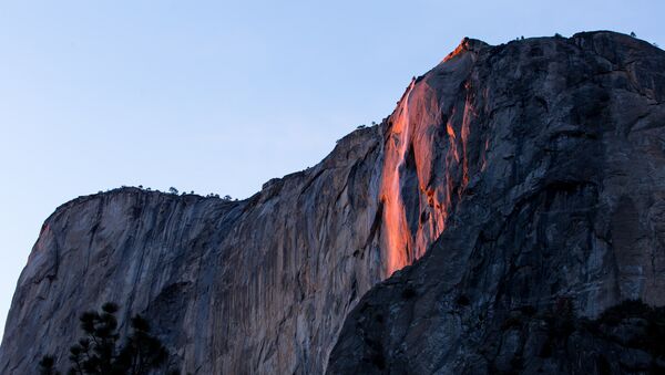 美國加州現“火瀑布”奇景 - 俄羅斯衛星通訊社