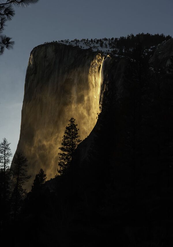 美国加州现“火瀑布”奇景 - 俄罗斯卫星通讯社