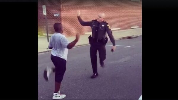 这视频有毒！黑人小伙与警察欢乐斗舞 - 俄罗斯卫星通讯社