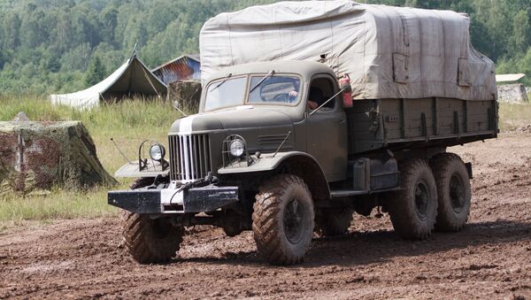 乌克兰军队使用出厂时间超过50年的生锈卡车 - 俄罗斯卫星通讯社