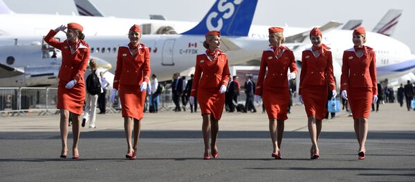 Стюардессы Аэрофлота на Международном парижском авиасалоне в Ле Бурже - 俄羅斯衛星通訊社