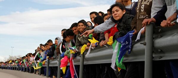 墨西哥人在美國邊境上組“人牆”抗議特朗普計劃 - 俄羅斯衛星通訊社