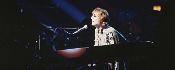 列侬一副被其在盛怒之下踩坏的眼镜以2900英镑的价格拍出 - 俄罗斯卫星通讯社