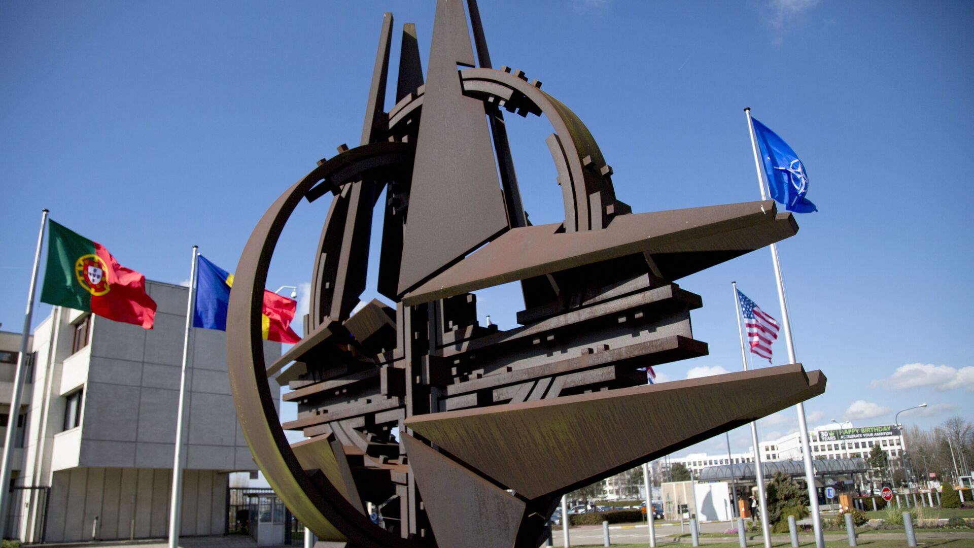Скульптурный символ около штаб-квартиры НАТО в Брюсселе  - 俄罗斯卫星通讯社, 1920, 15.09.2021