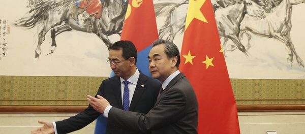 蒙古國外長蒙赫奧爾吉勒20日與中國外長王毅共見記者時表示,蒙方感謝中國幫助蒙古克服經濟困難 蒙古國外長蒙赫奧爾吉勒20日與中國外長王毅共見記者時表示,蒙方感謝中國幫助蒙古克服經濟困難 - 俄羅斯衛星通訊社