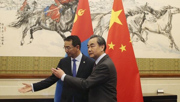 蒙古國外長蒙赫奧爾吉勒20日與中國外長王毅共見記者時表示，蒙方感謝中國幫助蒙古克服經濟困難 - 俄羅斯衛星通訊社