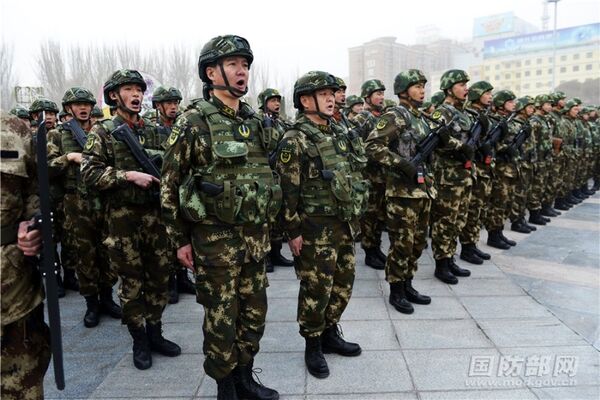 新疆喀什地区“反恐维稳誓师大会”现场,千余军、警、民兵等方队集结待命。 新疆喀什地区“反恐维稳誓师大会”现场,千余军、警、民兵等方队集结待命。 - 俄罗斯卫星通讯社