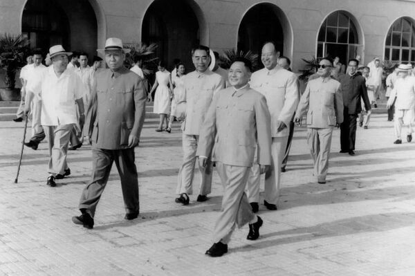 邓小平(中)率领中国共产党代表团,1963年7月 邓小平(中)率领中国共产党代表团,1963年7月 - 俄罗斯卫星通讯社