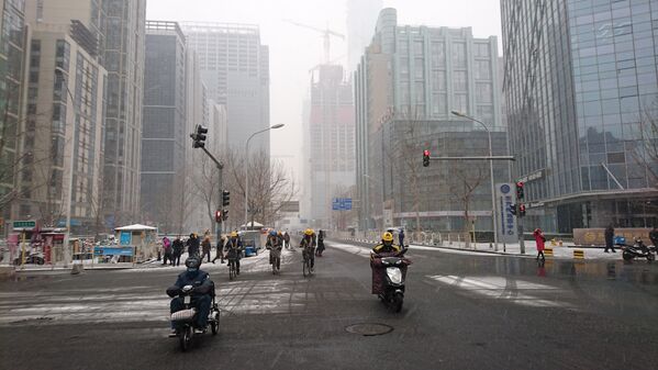 大雪絲毫沒有影響北京人12點的午飯時間，尤其是工薪階層。 - 俄羅斯衛星通訊社