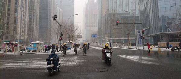 大雪絲毫沒有影響北京人12點的午飯時間,尤其是工薪階層。 大雪絲毫沒有影響北京人12點的午飯時間,尤其是工薪階層。 - 俄羅斯衛星通訊社