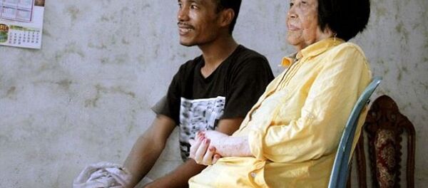 28岁小伙娶82岁老太 只因恋上她的声音 28岁小伙娶82岁老太 只因恋上她的声音 - 俄罗斯卫星通讯社