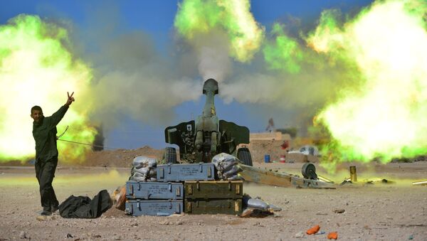 Боец Сил народной мобилизации во время обстрела позиции боевиков ИГ на западе Мосула, Ирак - 俄罗斯卫星通讯社