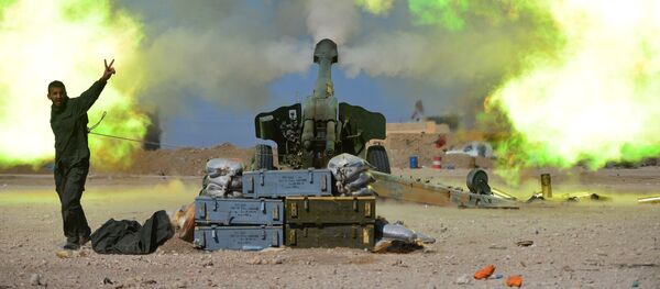 Боец Сил народной мобилизации во время обстрела позиции боевиков ИГ на западе Мосула, Ирак - 俄羅斯衛星通訊社