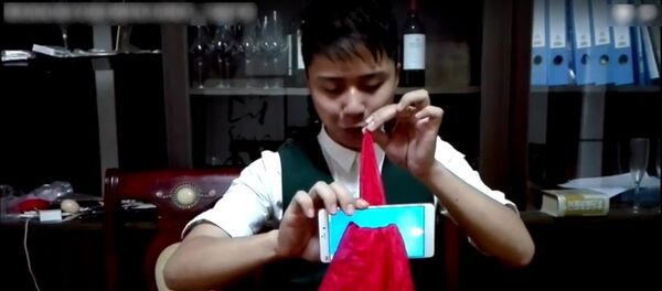 魔術揭秘 絲巾穿越手機背後真相曝光 一分鐘學會 - 俄羅斯衛星通訊社