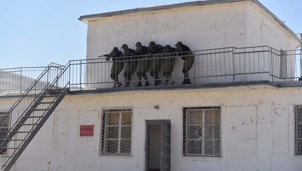 A simulated storming of a building during a combined exercise of the Russian military post 201 and military forces of Tajikistan - 俄罗斯卫星通讯社