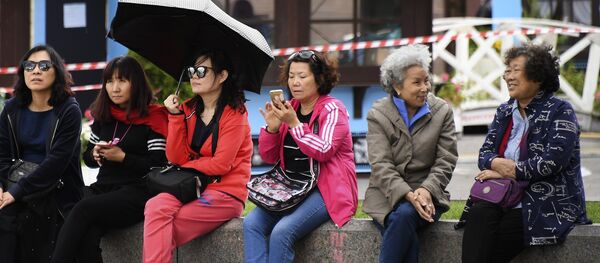 Chinese tourists at Manezhnaya Square in Moscow Chinese tourists at Manezhnaya Square in Moscow - 俄羅斯衛星通訊社