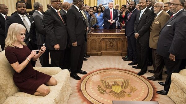 特朗普女顧問在白宮招待會上的坐姿讓人驚詫 - 俄羅斯衛星通訊社