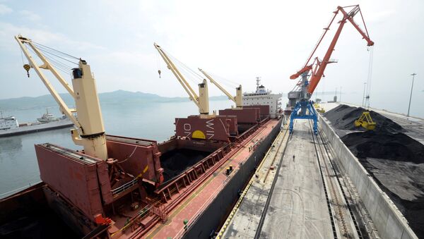 A cargo ship is loaded with coal during the opening ceremony of a new dock at the North Korean port of Rajin - 俄羅斯衛星通訊社