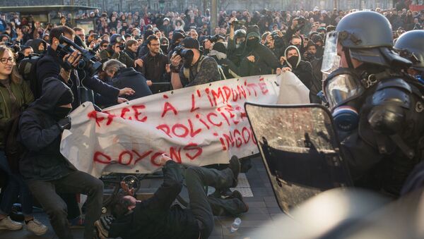 Сотрудники полиции и участники акции протеста против полицейского насилия на площади Республики в Париже - 俄羅斯衛星通訊社