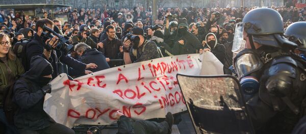 Сотрудники полиции и участники акции протеста против полицейского насилия на площади Республики в Париже Сотрудники полиции и участники акции протеста против полицейского насилия на площади Республики в Париже - 俄羅斯衛星通訊社