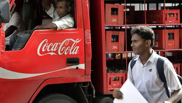 A man walks past a truck that distributes Coca Cola in Mumbai, India - 俄羅斯衛星通訊社