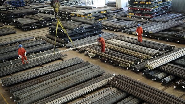 Workers direct a crane lifting newly made steel bars at a factory in Dalian, Liaoning province, China - 俄罗斯卫星通讯社