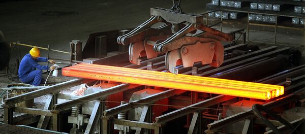 A worker labors at a steel mill in a village of Jiangyin city, Jiangsu Province, China - 俄罗斯卫星通讯社