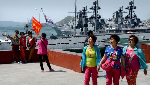 Chinese tourist on the Korabelnaya Embankment in Vladivostok - 俄羅斯衛星通訊社