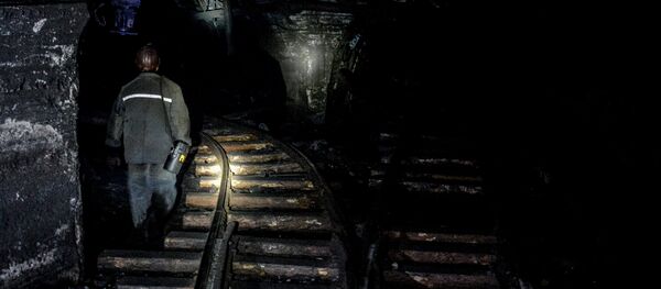 救援人员已从卢甘斯克矿井中移出13具尸体 4名矿工的搜寻工作仍在继续 - 俄罗斯卫星通讯社