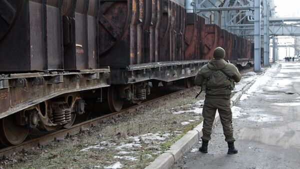 A serviceman on guard at Hughes Metallurgical Plant in Donetsk, the Donetsk People's Republic - 俄羅斯衛星通訊社