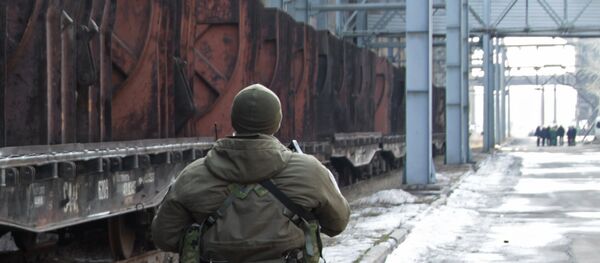 A serviceman on guard at Hughes Metallurgical Plant in Donetsk, the Donetsk People's Republic - 俄羅斯衛星通訊社